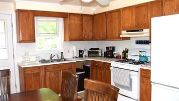 Coffee/tea maker, fridge, microwave, oven
