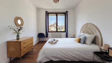 4 quartos, ferros/tåbuas de passar roupa, berço de viagem