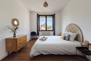 4 bedrooms, iron/ironing board, travel crib, free WiFi