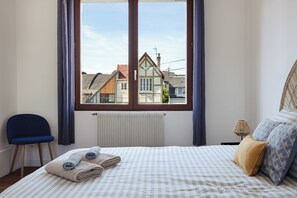 4 bedrooms, iron/ironing board, travel crib, free WiFi
