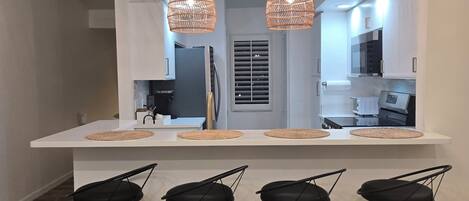 Refrigerador, microondas, horno y parrilla de estufa