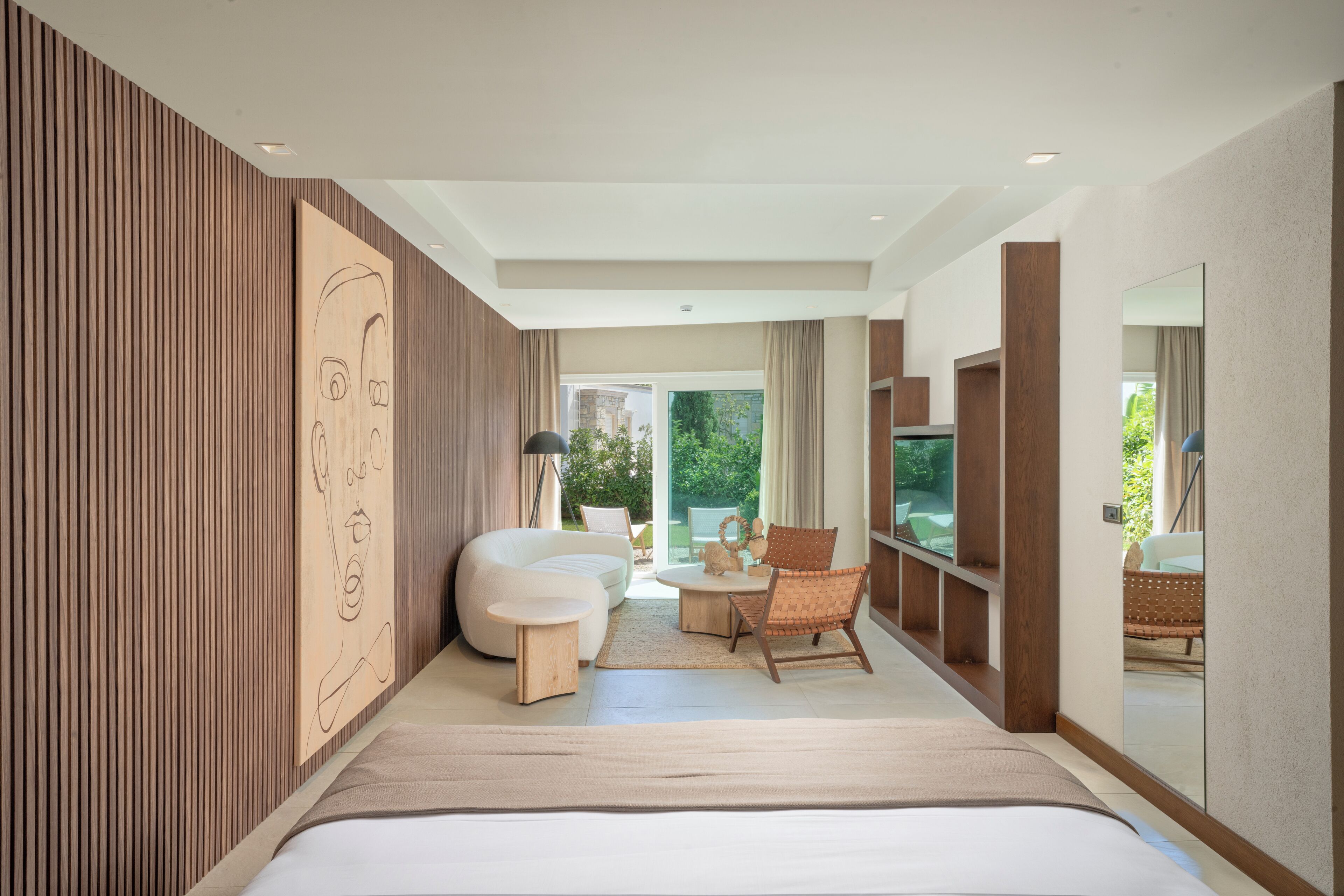 Secador de pelo, batas, pantuflas, toallas