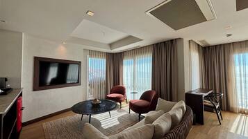 Junior Studio Suite, Sea View | Living area