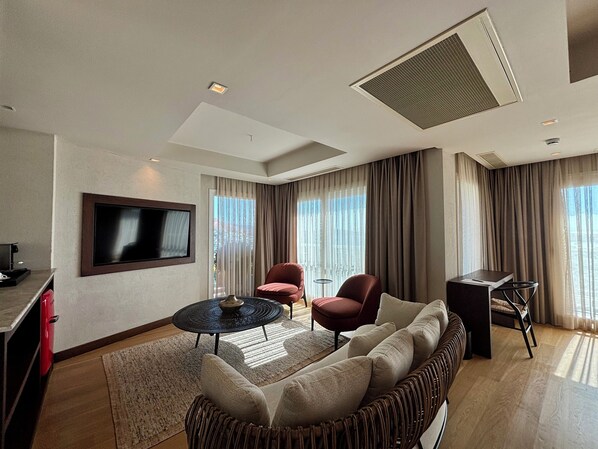 Junior Studio Suite, Sea View | Living area