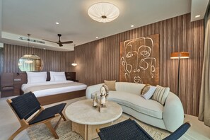 Junior studio suite, terras, uitzicht op tuin | Een kluis op de kamer, verduisterende gordijnen, geluiddichte muren