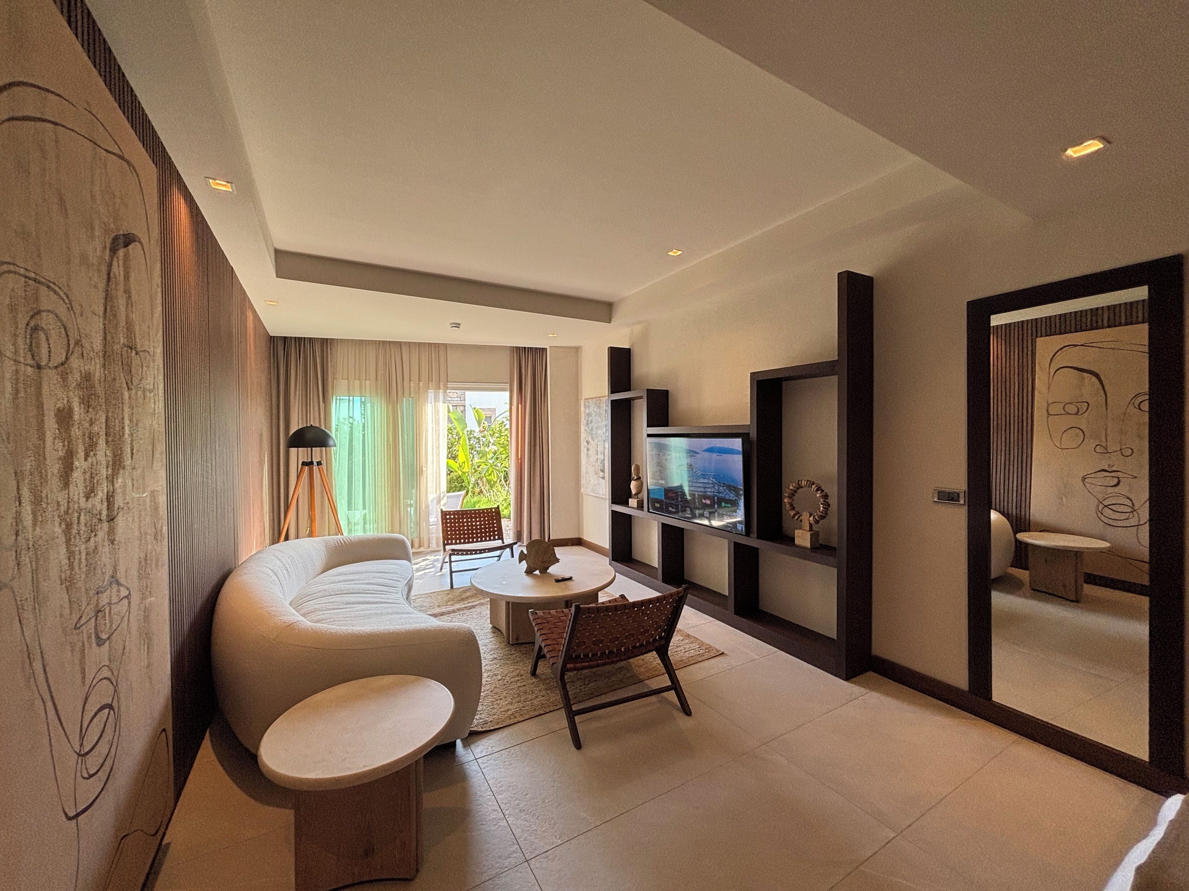 Junior Studio Suite, Garden View | Living area