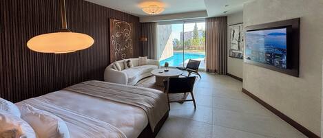 خزنة داخل الغرفة وستائر تعتيم وتجهيزات عازلة للصوت ومكواة/لوح كي