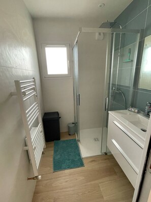 Douche, sèche-cheveux, serviettes fournies, papier toilette