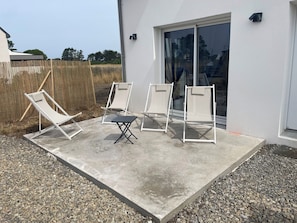 Terrace/patio - A Favorite in Brittany: New Home, Ocean View, 800m from the Beach (Penmarch)