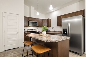 Refrigerador, microondas, horno, placa de cocina