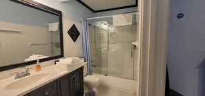 Shower, hair dryer, towels, soap - Long-term in Grapevine close to everything (Grapevine)