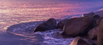 Beachfront Cottage Room #2 - Shared Bathroom
