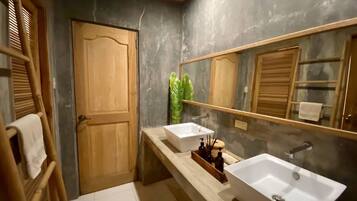 Een douche, een bidet, handdoeken, zeep