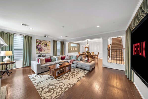 Living area - Heights Lounge ● Game Room ● Grill ● Fireplace (Houston)