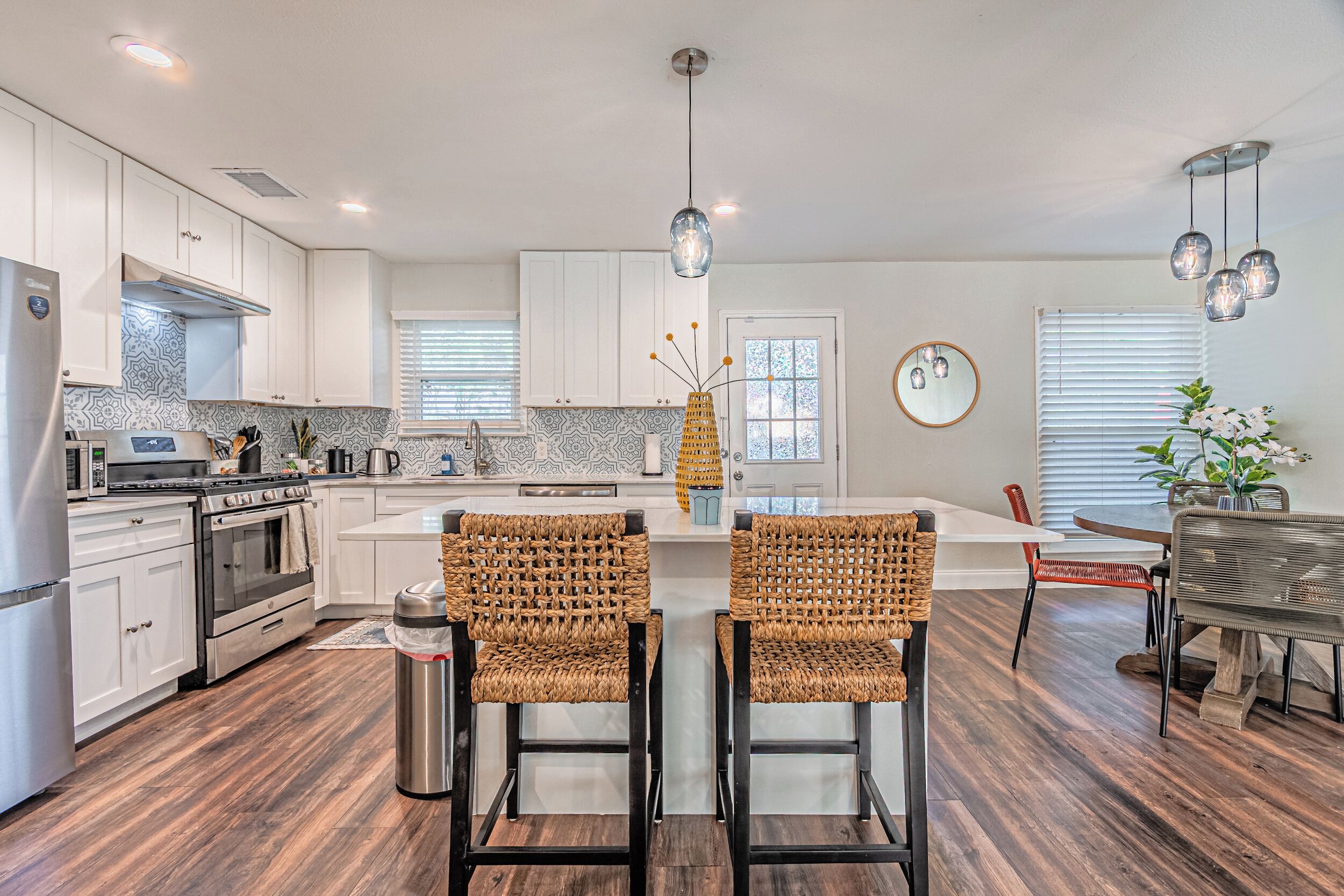 Mikrovågsugn, ugn, spishäll och diskmaskin