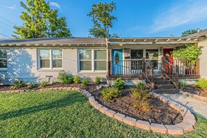 Exterior - Dallas's Urban Oasis  ~A Secluded Haven in Dallas~ (Dallas)