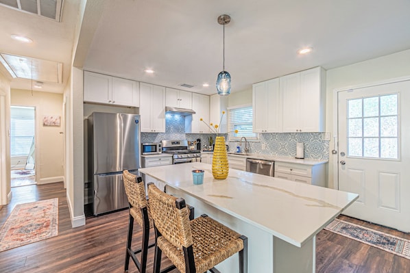 Microondas, horno, placa de cocina, lavavajillas