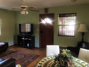 Living area - Charming 2-bedroom cottage in Mountain View (Mountain View)