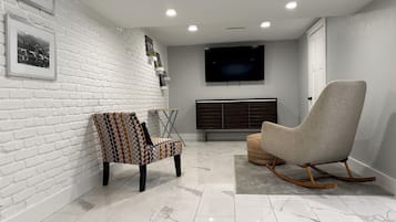 Una Smart TV, una mesa de tenis de mesa