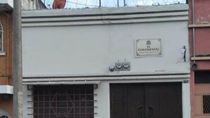 Ein Gebäude mit einem Schild, auf dem Continental steht.