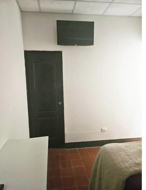 1 habitación, acceso a internet y ropa de cama