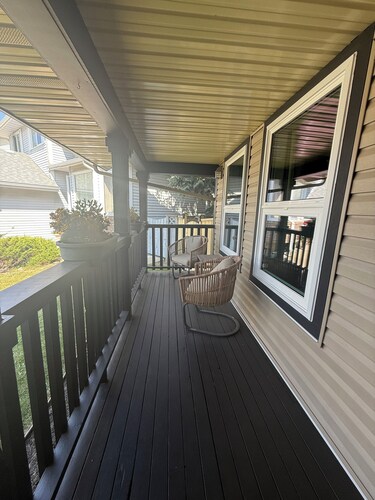 Homey 3 Bedroom, 3 Bathroom Family Home in SW Calgary!