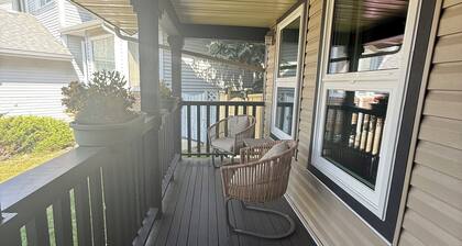 Homey 3 Bedroom, 3 Bathroom Family Home in SW Calgary!