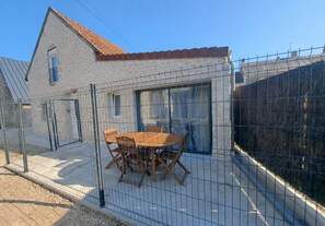 Outdoor dining - Gite des moissons 41 near Chambord castle  (La Chapelle-Saint-Martin-en-Plaine)