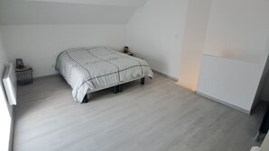 A bedroom with a bed, a small bedside table, a lamp, and a trash bin. - Gite des moissons 41 near Chambord castle  (La Chapelle-Saint-Martin-en-Plaine)