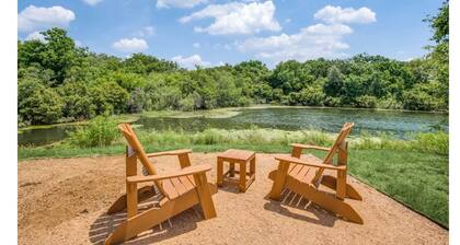 Business deluxe comfortable suite sleeps 4 about
15 min from DFW & Love Field