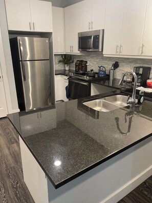 冷蔵庫、電子レンジ、オーブン、コンロ