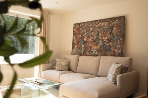Smart TV, livros, biblioteca musical, videoteca