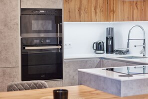 Microwave, oven, dishwasher, coffee/tea maker