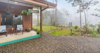 Toucan's Nest-Pura Vidaville: Steps from Rio Celeste Waterfall & Nat'l Park