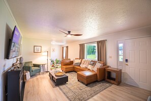 Smart TV, fireplace, table football - NRG Entertainment Retreat - Rock Climbing - Gameroom - Theater Discounted! (Fayetteville)