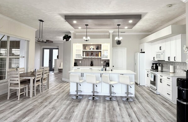 Micro-ondes, four, plaque de cuisson, lave-vaisselle