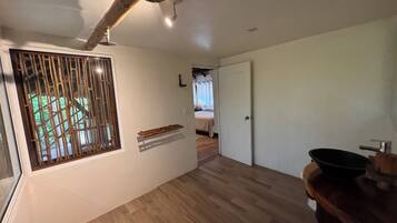 Quarto casal superior, vista para o jardim | Banheiro