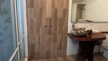 Habitación Confort, vista al jardín | Baño