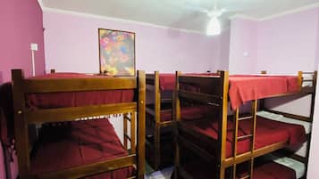 Quarto econômico, várias camas, banheiro privativo | Roupas de cama antialérgicas, Wi-Fi de cortesia