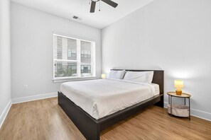 1 chambre, bureau, fer et planche à repasser, lit parapluie