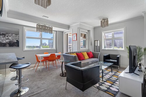 ★Delightful 2 BR + 2 Bath Water View in Downtown Calgary With AC★