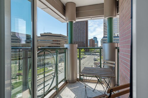 ★Delightful 2 BR + 2 Bath Water View in Downtown Calgary With AC★
