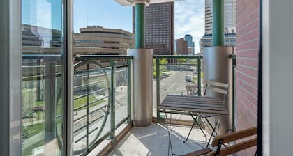 ★Delightful 2 BR + 2 Bath Water View in Downtown Calgary With AC★