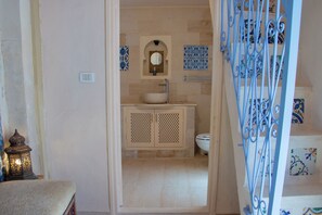 Shower, towels, soap, toilet paper - Dar Shams, a restored aristocratic Riad in the heart of Sousse's Medina (Sousse)