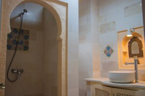 Regadera, toallas, jabón, papel de baño 