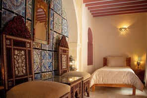 6 bedrooms, WiFi, bed sheets