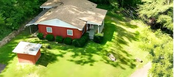 Secluded Smoky Mountain 2BR near Blue Ridge Parkway. Covered motorcycle parking