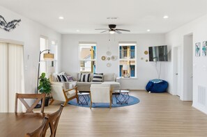 Living area - Ocean Vista 360 view matagorda beach New Beach house 4 BR 4 BH 12 ppl (Matagorda)