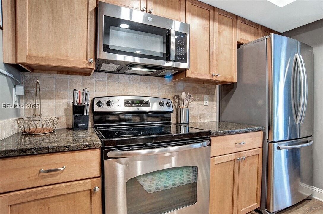 Kylskåp, mikrovågsugn, ugn och spishäll