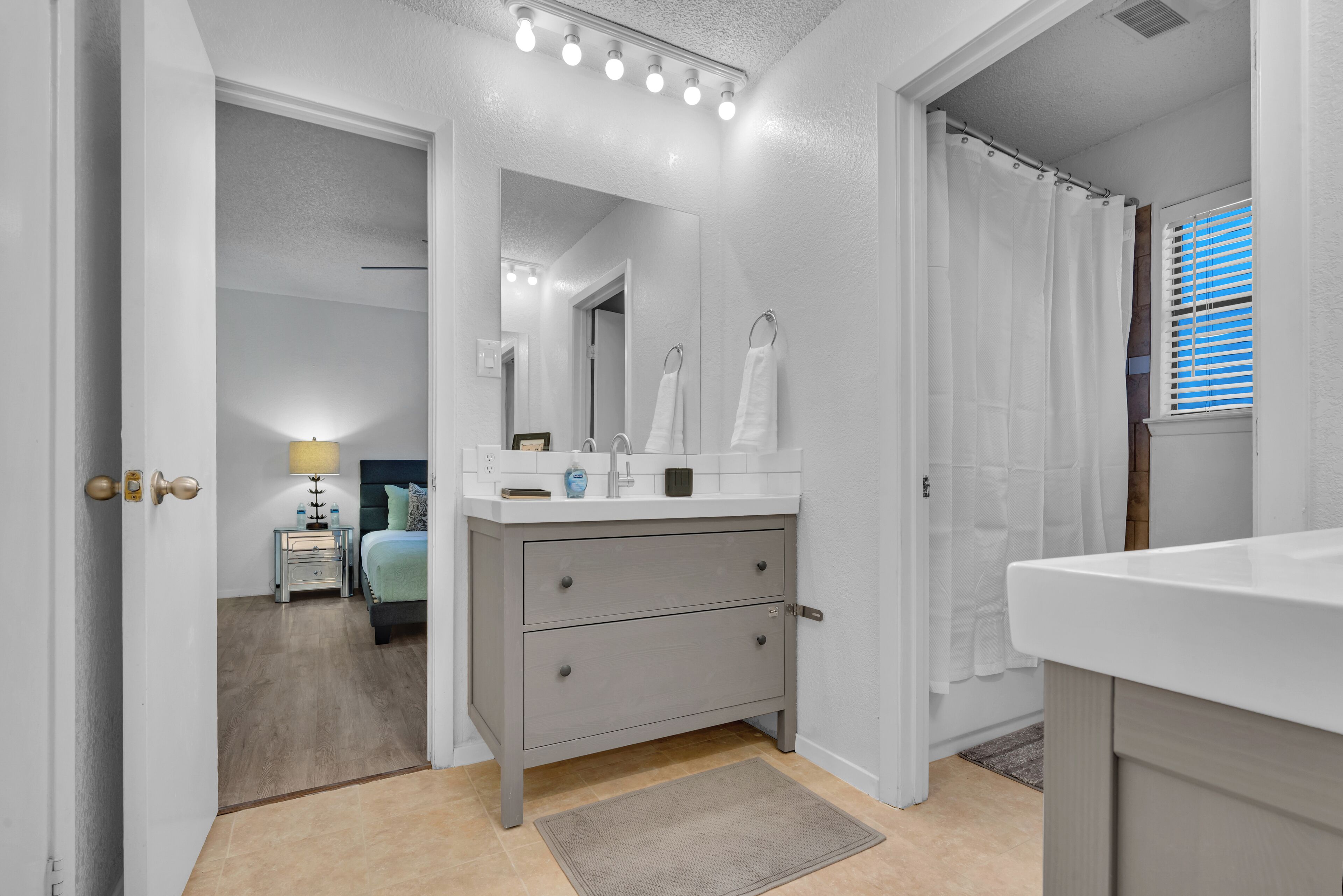 4 soverom, skrivebord, wi-fi (inkludert) og sengetøy